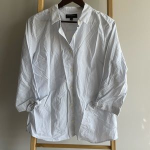 Banana Republic classic button down shirt with tied sleeves. Size L